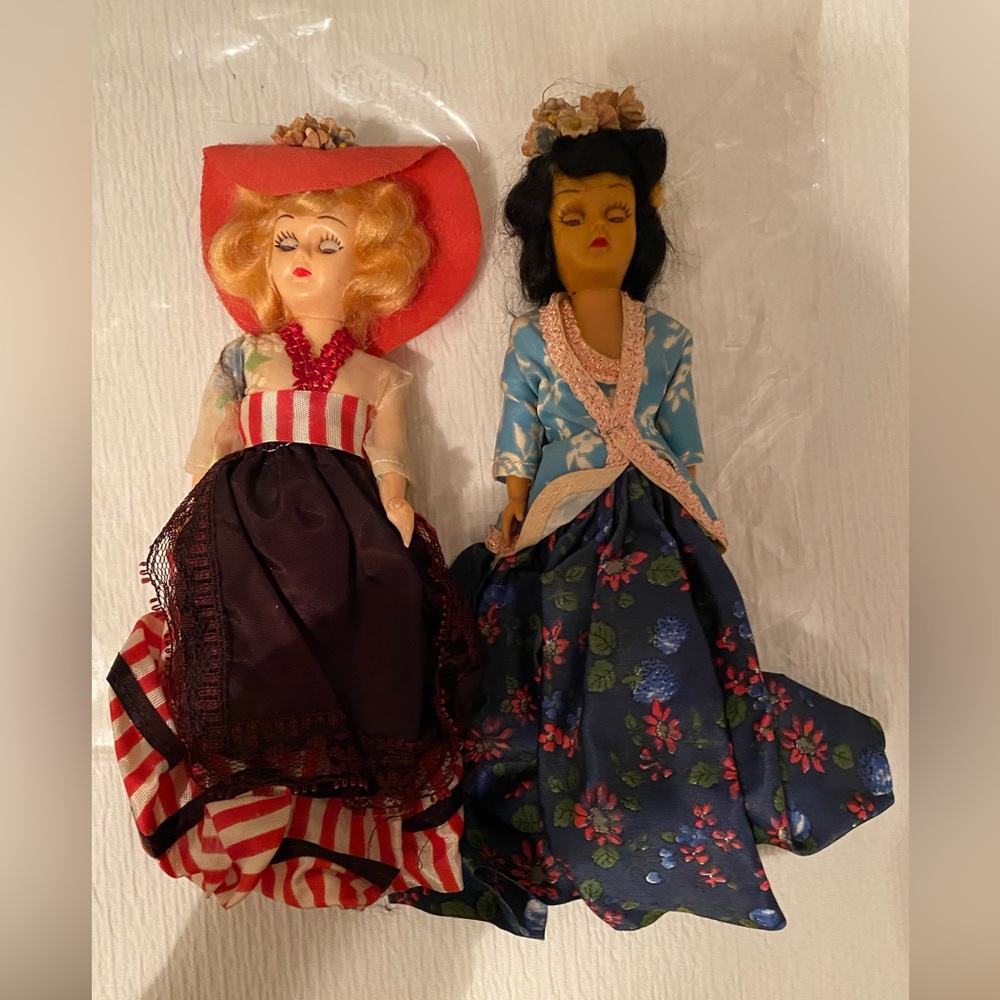 Vintage Fabulous Stylish Set of 2 Blinking Eye Fashion Dolls